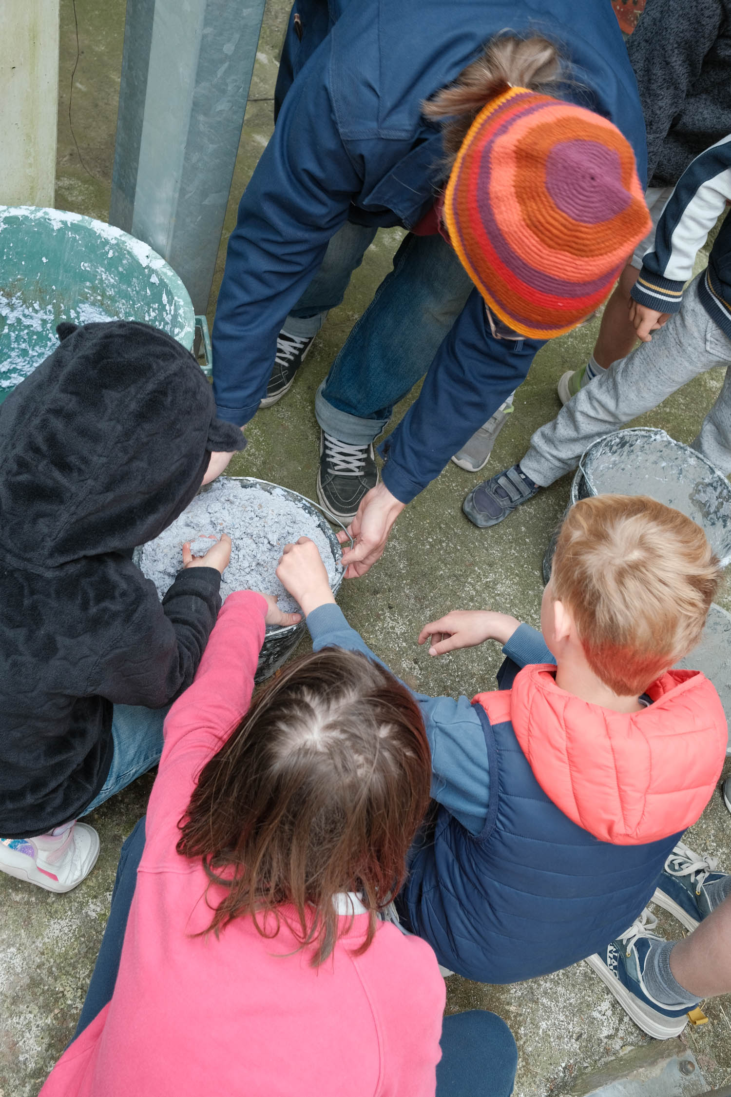 Groupe stage Skatoria initiation moulage terre papier